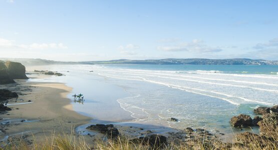 Meer, Strand, Felsen, Wellen, Surfer | © Cornwall (c) Visit Britain (4)