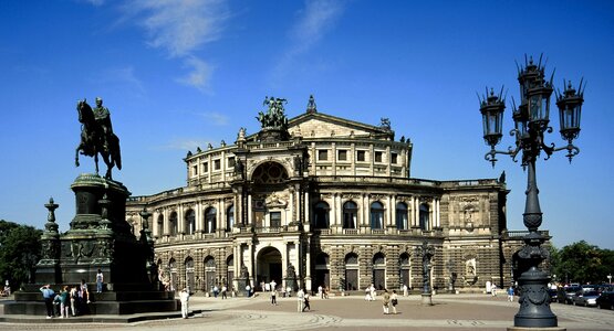 Opernhaus, Hauptplatz, Statue, Menschen | © Dresden theaterplatz mit semperoper (c) DWT-dittrich