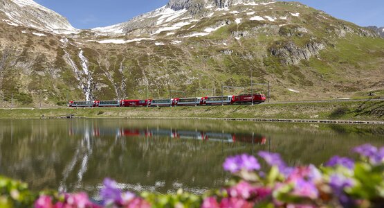 Zug, Berge, Schnee, Himmel | © Oberalp_Lake_2_©Glacier Express AG - Stefan Schlumpf