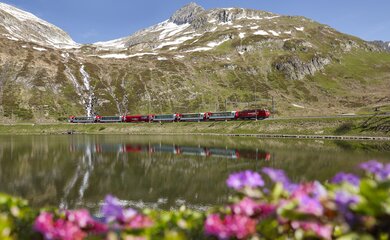 Zug, Berge, Schnee, Himmel | © Oberalp_Lake_2_©Glacier Express AG - Stefan Schlumpf