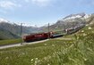 Zug, Wiese, Berge, Schnee | © Oberalp_Summer_2_©Glacier Express AG - Stefan Schlumpf