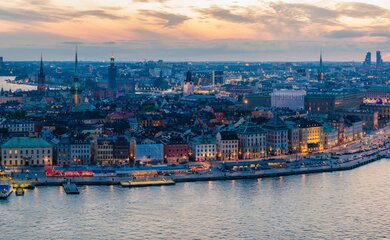 stadt, stockholm, luftaufnahme, halbdunkel, lichter, see, hafen, schiffe | © (C) Yirui Aries-imagebank.sweden.se_stockholm_old_town-9943_