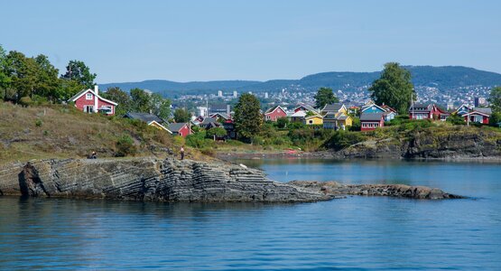 See, Klippe, Wasser, Häuser, Stadt, Berg, Fjord | © (C) Service Reisen Gießen, Oslofjord