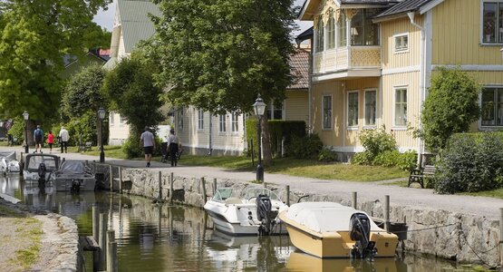 Kanal, Boot, Baum, Häuser, Wasser, Menschen | © (c)Emmie Bolmstedt_imagebank.sweden.se_emmie_bolmstedt-summer_in_trosa-12926