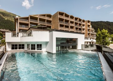 Hotel , Pool , Südtirol | © 2107hn_falkensteiner-falkensteinerhof-exterior_HQ-8255-2