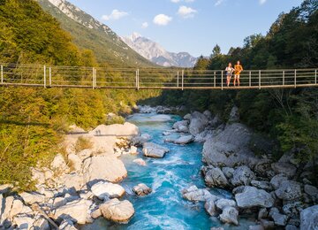 Alpe Adria Trail Wandern Slowenien Bach Brücke | © Jost Gantar www.slowenie.info
