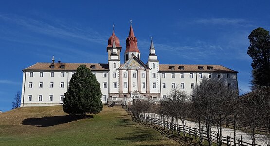 Schloss, Wiese, Bäume | © Maria Weissenstein_(c)pixabay.jpg