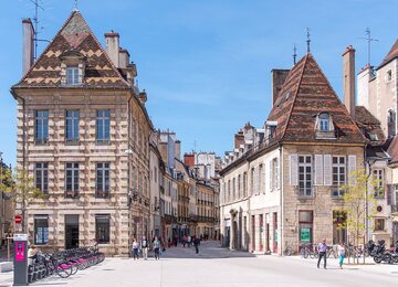 Häuser,Fussgänger,Straße | © Alain Doire-Bourgogne-Franche-Comté Tourisme