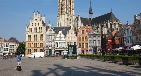 Flandern Belgien Kirche Häuser Platz | © Jasmin Egger