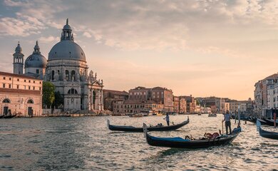 Venedig Kanal Italien Gondeln Boote Wasser Gewässer Meer Carmen Oper Karneval Masken Bunt  | © pixabay