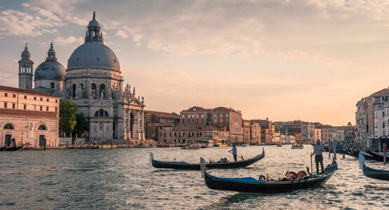 Venedig Kanal Italien Gondeln Boote Wasser Gewässer Meer Carmen Oper Karneval Masken Bunt  | © pixabay
