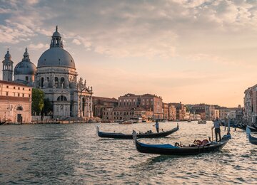 Venedig Kanal Italien Gondeln Boote Wasser Gewässer Meer Carmen Oper Karneval Masken Bunt  | © pixabay